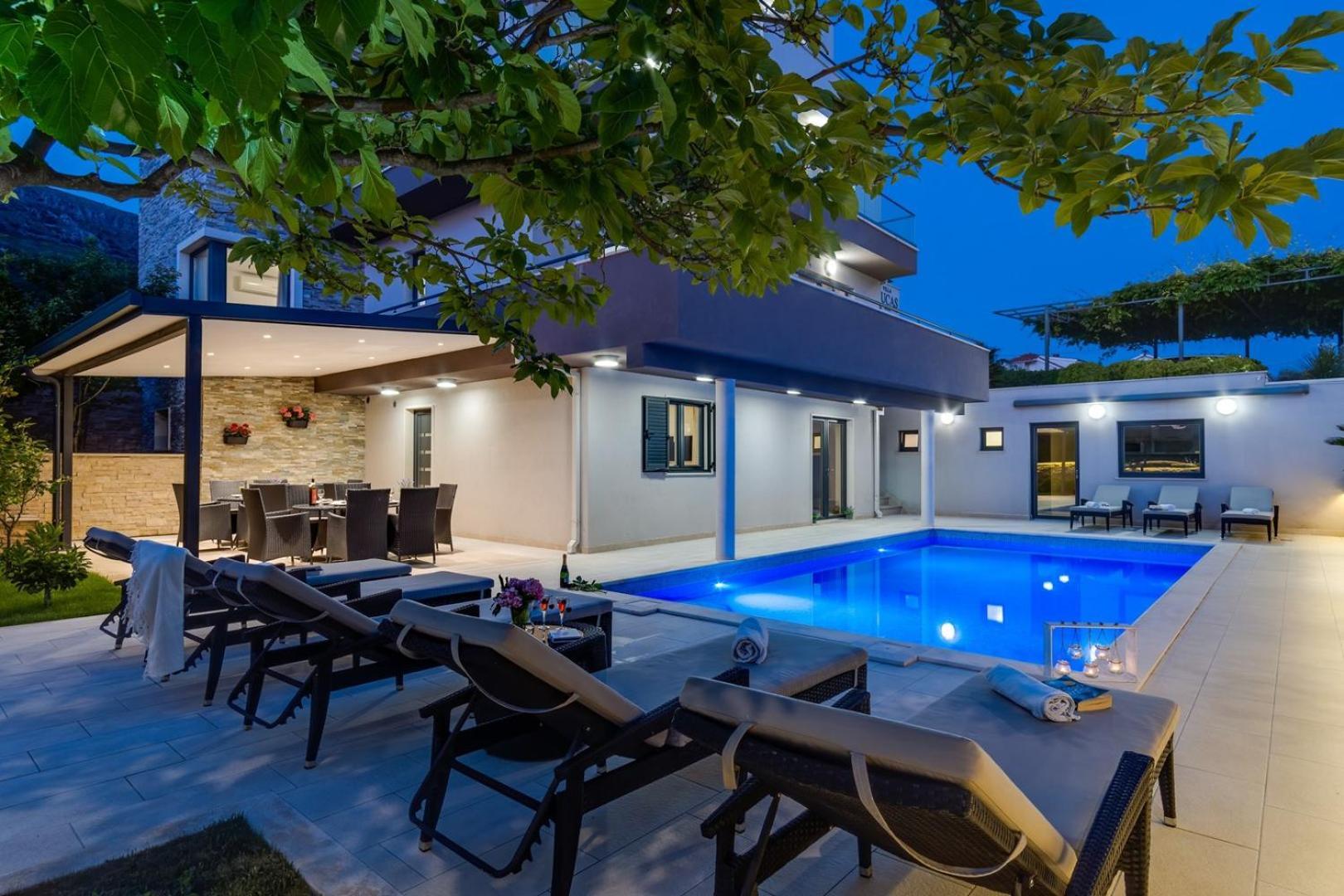 Luxury Villa Lucas With Heated Pool, Whirlpool, Sauna, 14 Pax Подстрана Екстер'єр фото