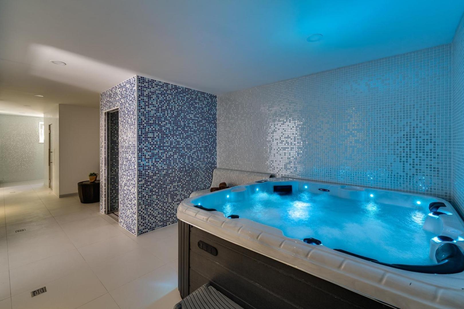 Luxury Villa Lucas With Heated Pool, Whirlpool, Sauna, 14 Pax Подстрана Екстер'єр фото
