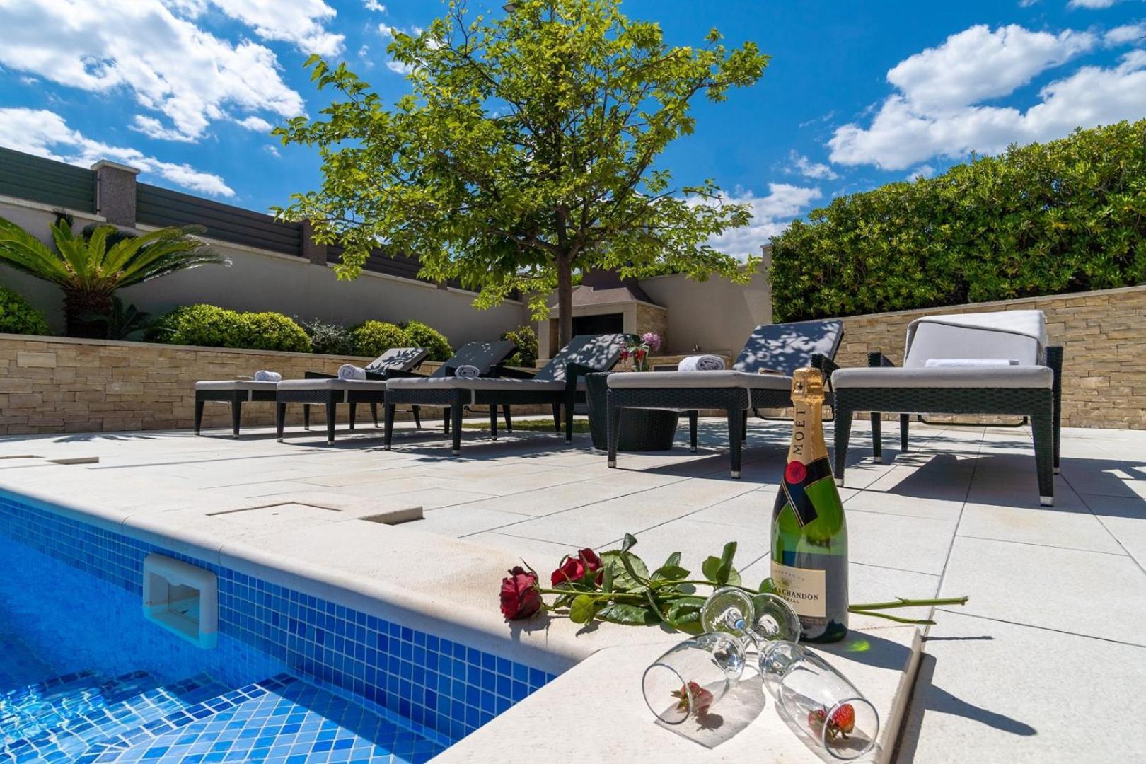 Luxury Villa Lucas With Heated Pool, Whirlpool, Sauna, 14 Pax Подстрана Екстер'єр фото